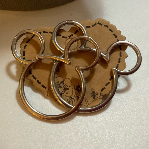 Disney : Silver plated Mickey head shaped earrings. Approximate one inch in size - Picture 4 of 8